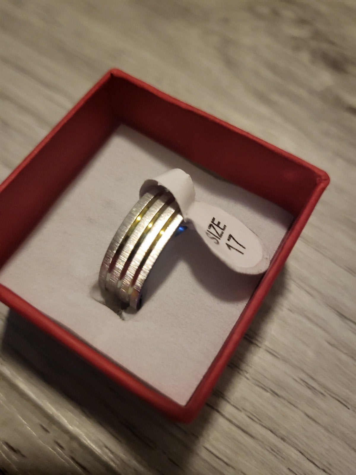 Nieuwe ring, maat 17, zilverkleurig met gouden accenten, Overige materialen, Nieuw, Ophalen of Verzenden, 17 tot 18