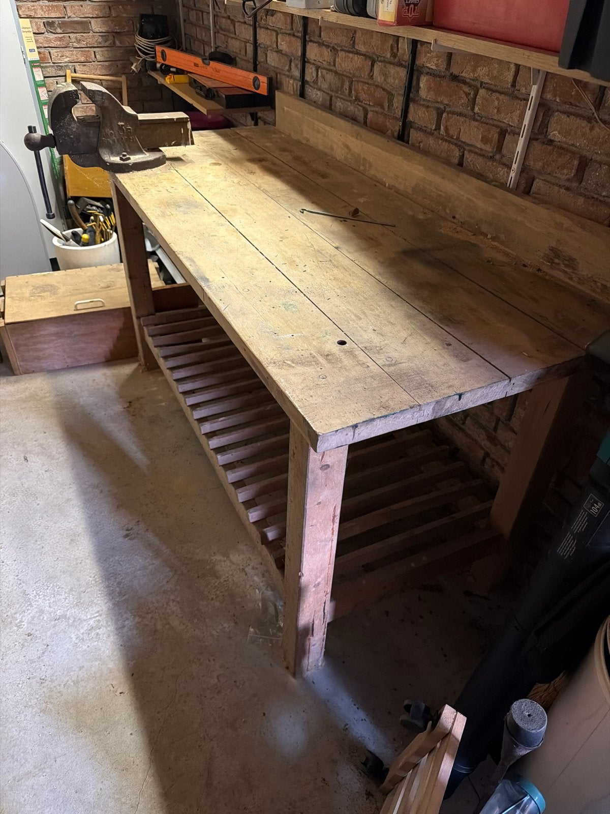 Robuuste werkbank met bankschroef en opbergrek, Ophalen, Gebruikt, 170 cm of meer, Bankschroef