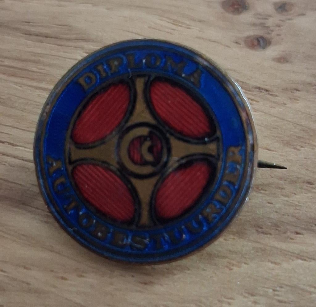 Oud speldje 'Diploma Autobestuurder' - Vintage pin, Ophalen of Verzenden, Gebruikt, Transport, Speldje of Pin