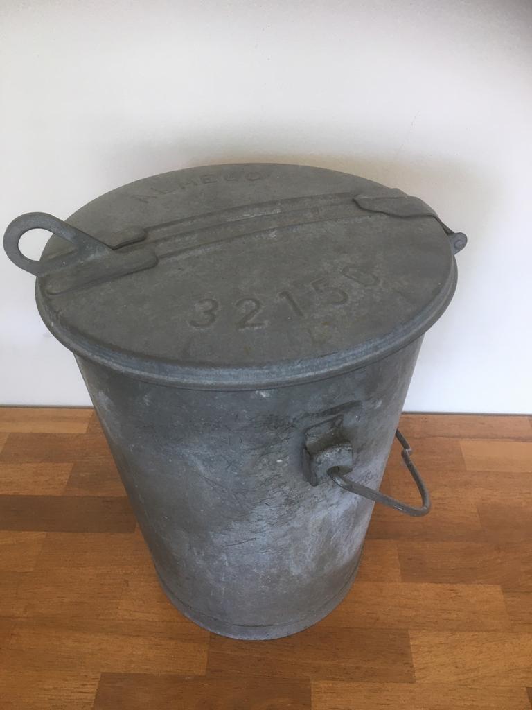Vintage zinken vuilnis emmer. Uit Almelo !  Jaren 60/70, Ophalen of Verzenden, Zo goed als nieuw