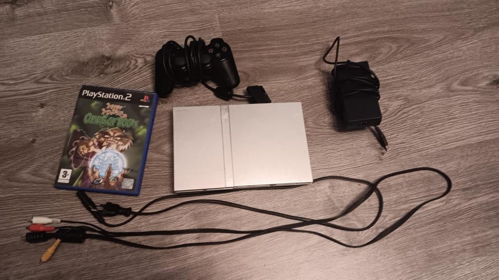 PS2 Slim Zilver met kabels, controller en spel, Spelcomputers en Games, Ophalen of Verzenden, Met 1 controller, Zilver, Slim