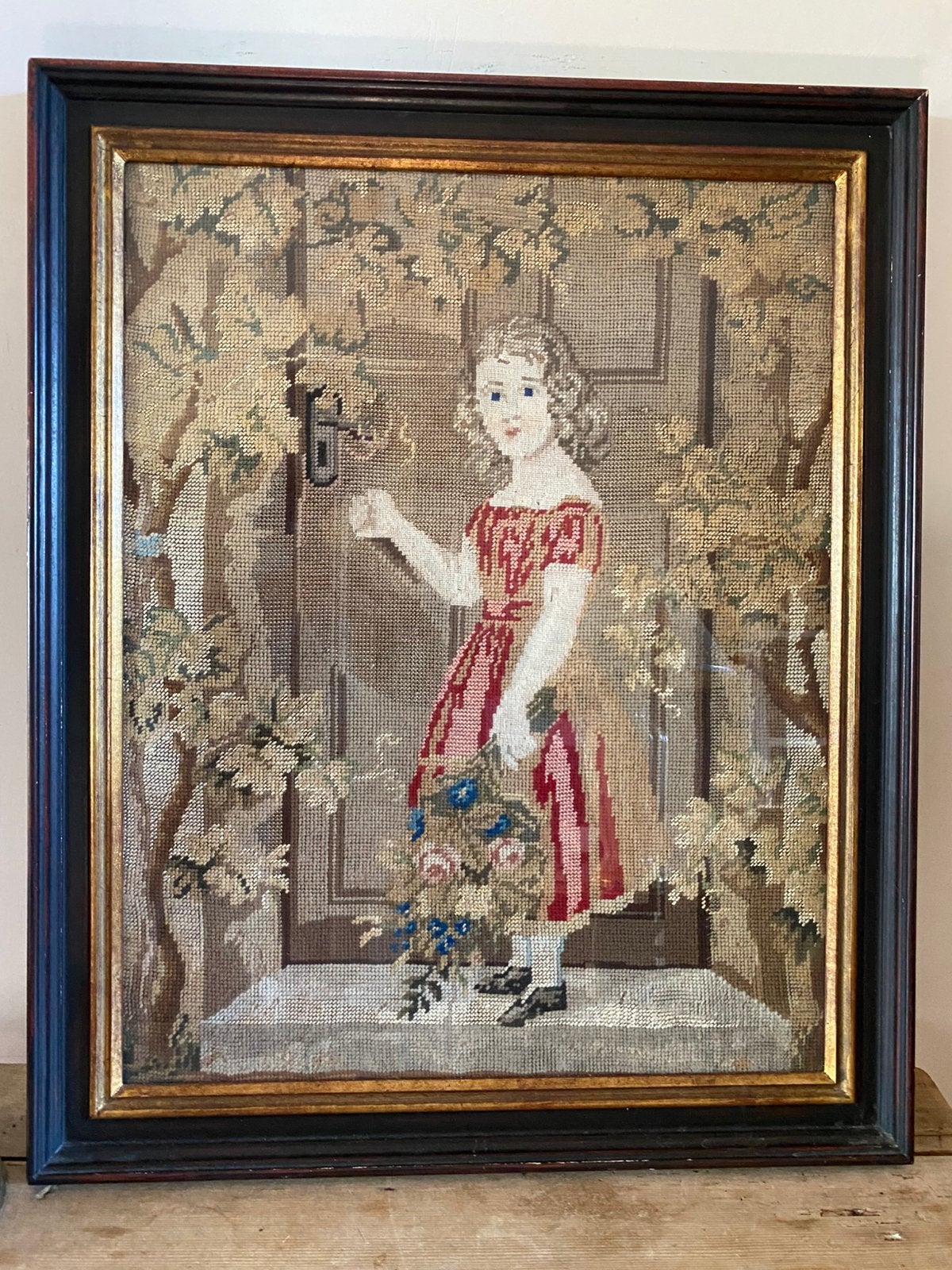 Antiek borduurwerk meisje met bloemen, Ophalen of Verzenden