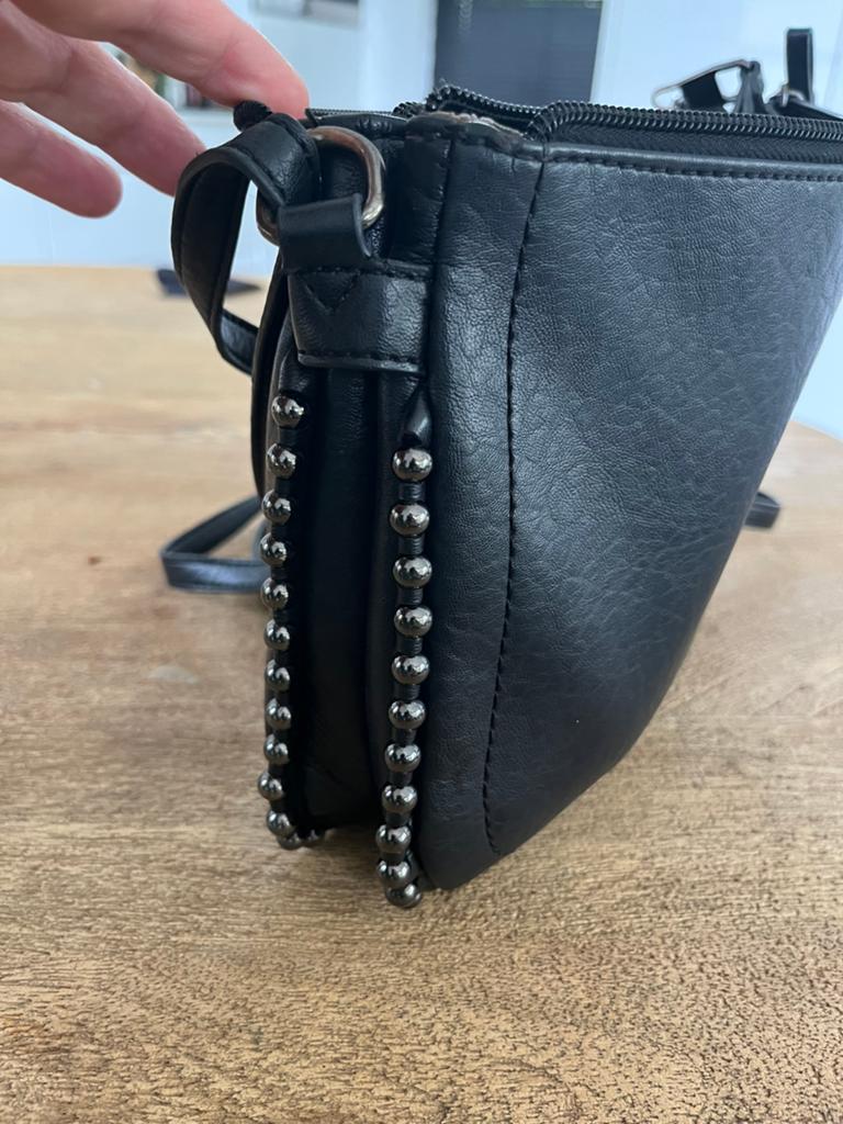 Zwart tasje met studs en twee vakken, circa 28x20cm, Ophalen of Verzenden, Gebruikt, Zwart