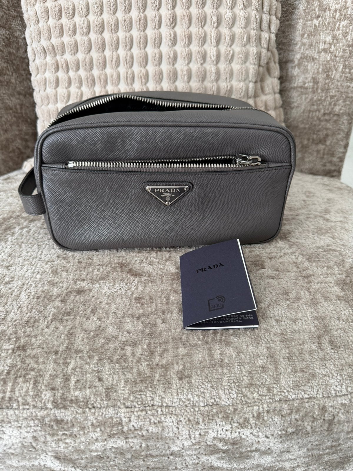 Prada Zippered travel pouch Toilettas met bon, Ophalen of Verzenden, Nieuw, Grijs, Heer of Dame