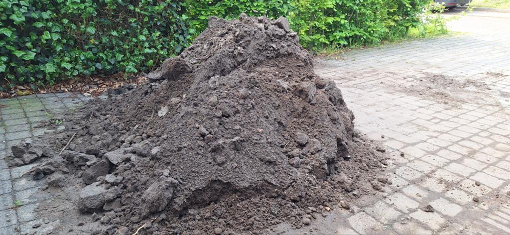 Gratis ongeveer 1m3 tuingrond / zwarte aarde, Ophalen, Tuinaarde