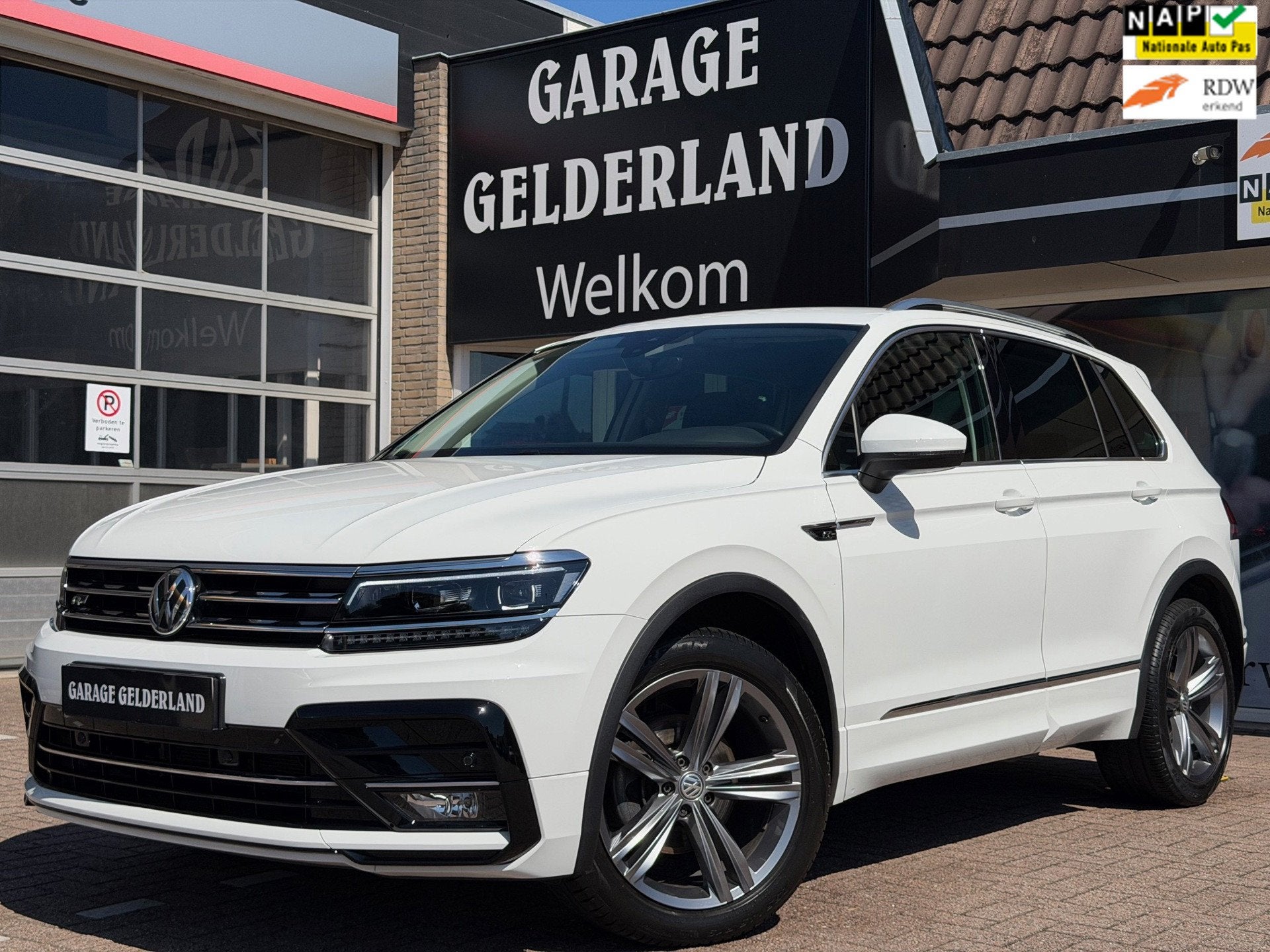 Volkswagen Tiguan 1.5 TSI R-Line | Virtual-Cockpit | Trekhaa, Auto's, Automaat, Dealer onderhouden, Gebruikt, Zwart