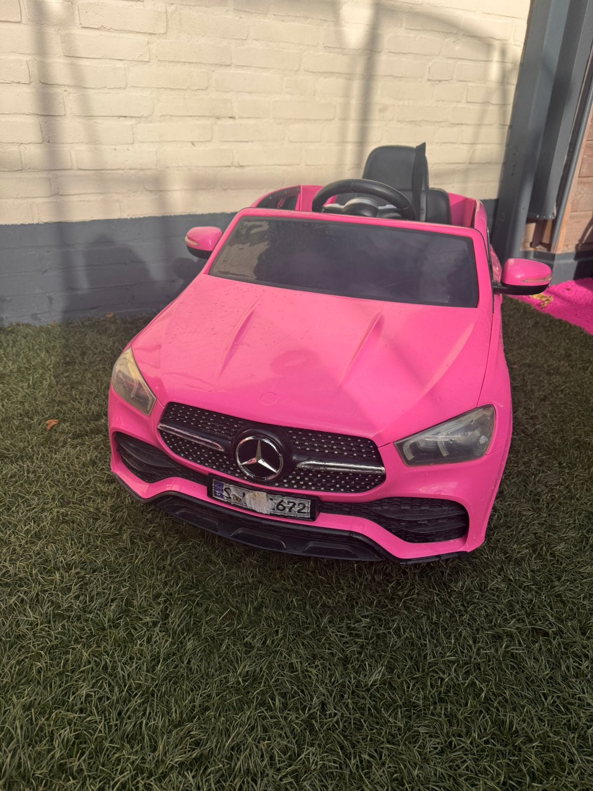 Mercedes roze elektrisch, Zo goed als nieuw