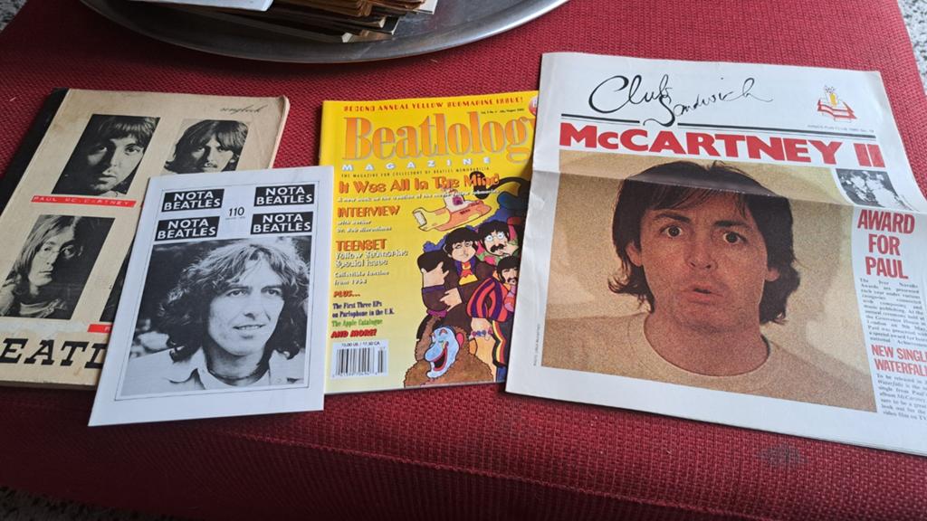 Beatles Beatology,  Club Sandwich, songboek en Nota Beatles, Ophalen of Verzenden, Foto of Kaart