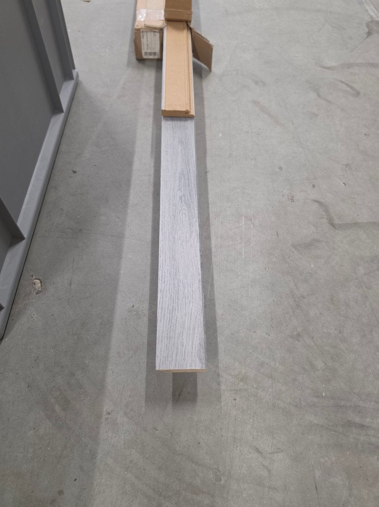 Design plint Lichtgrijs houtlook, Ophalen, Nieuw, Mdf, 200 tot 250 cm