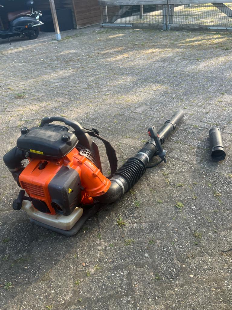 Husqvarna bladblazer - Krachtige benzine bladblazer, Ophalen of Verzenden, Zo goed als nieuw, Benzine, Ruggedragen