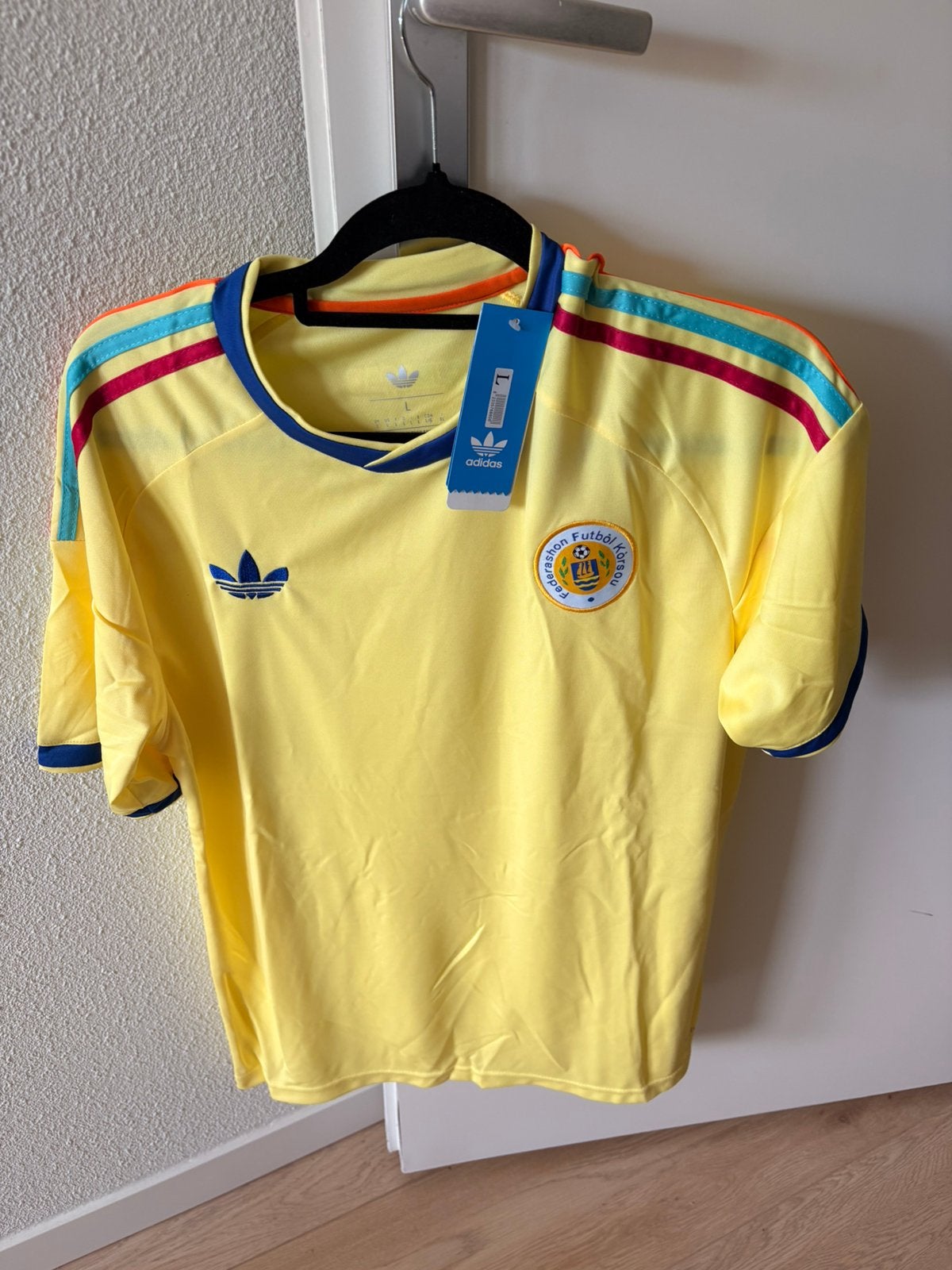 Curacao tenue shirt + broek, Ophalen of Verzenden, Zo goed als nieuw, Shirt