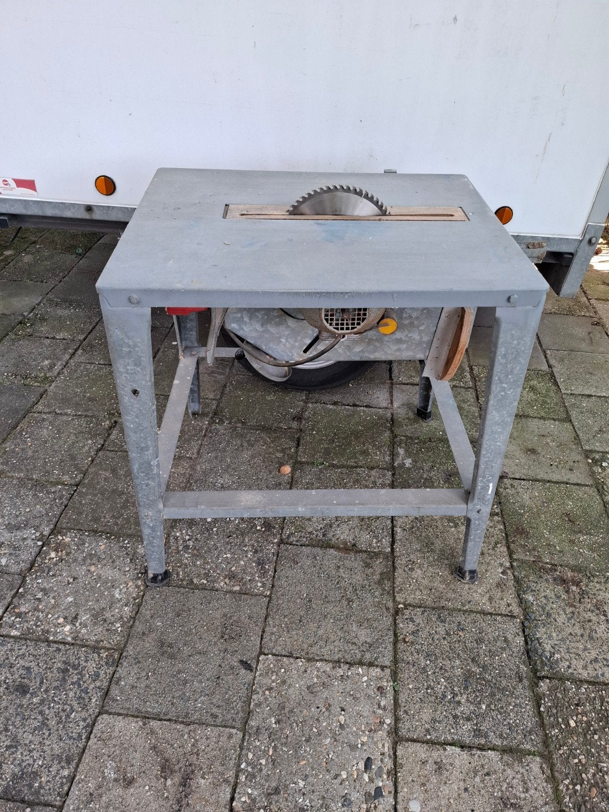 Tafelzaag. werkt goed.