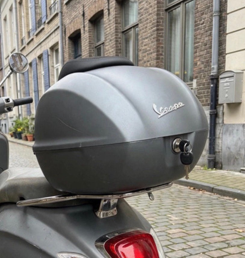 Originele Vespa Topkoffer 36L - Mat Grijs + Rugkussen, Ophalen of Verzenden, Nieuw
