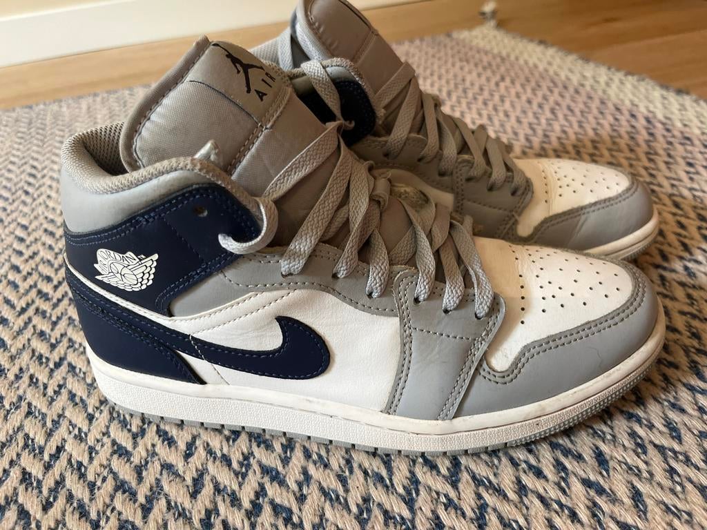 Nike Air Jordan 1 Mid - Grijs/Wit/Blauw - Maat 41, Kinderen en Baby's, Kinderkleding | Schoenen en Sokken, Jongen of Meisje, Schoenen