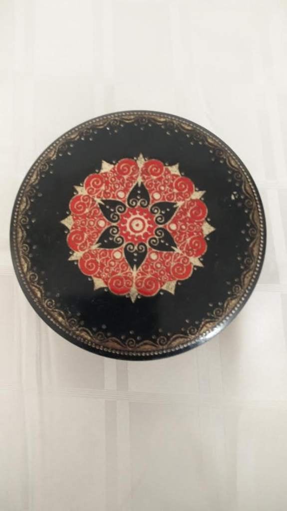 Ronde vintage trommel blik rood zwart, Verzamelen, Blikken, Ophalen of Verzenden, Gebruikt, Overige