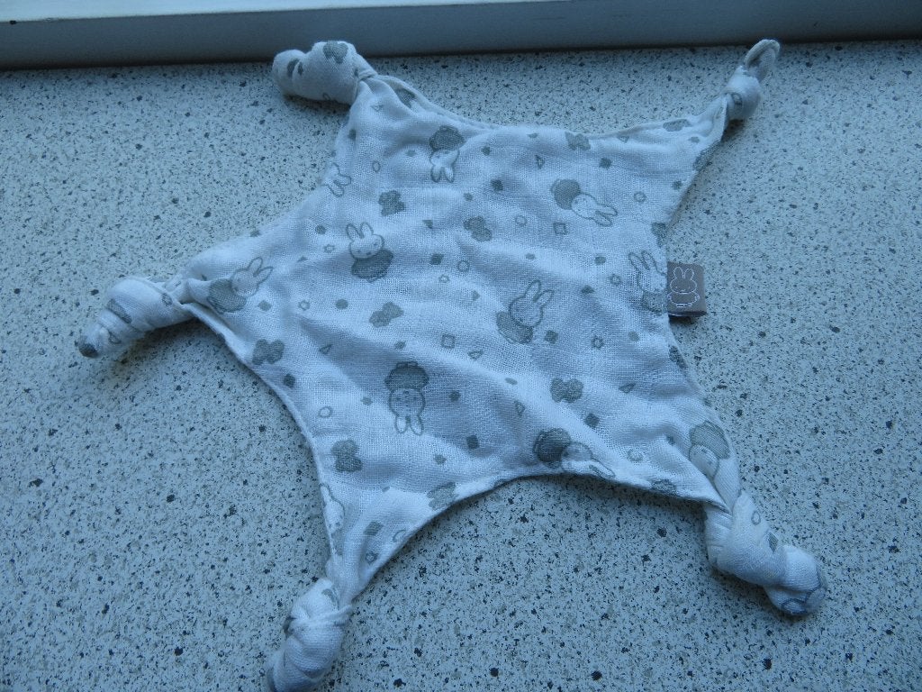 Knuffeldoek van Nijntje wit/ grijs Mercis bv hydrofiel stof, Ophalen of Verzenden, Zo goed als nieuw, Konijn, Wasbaar