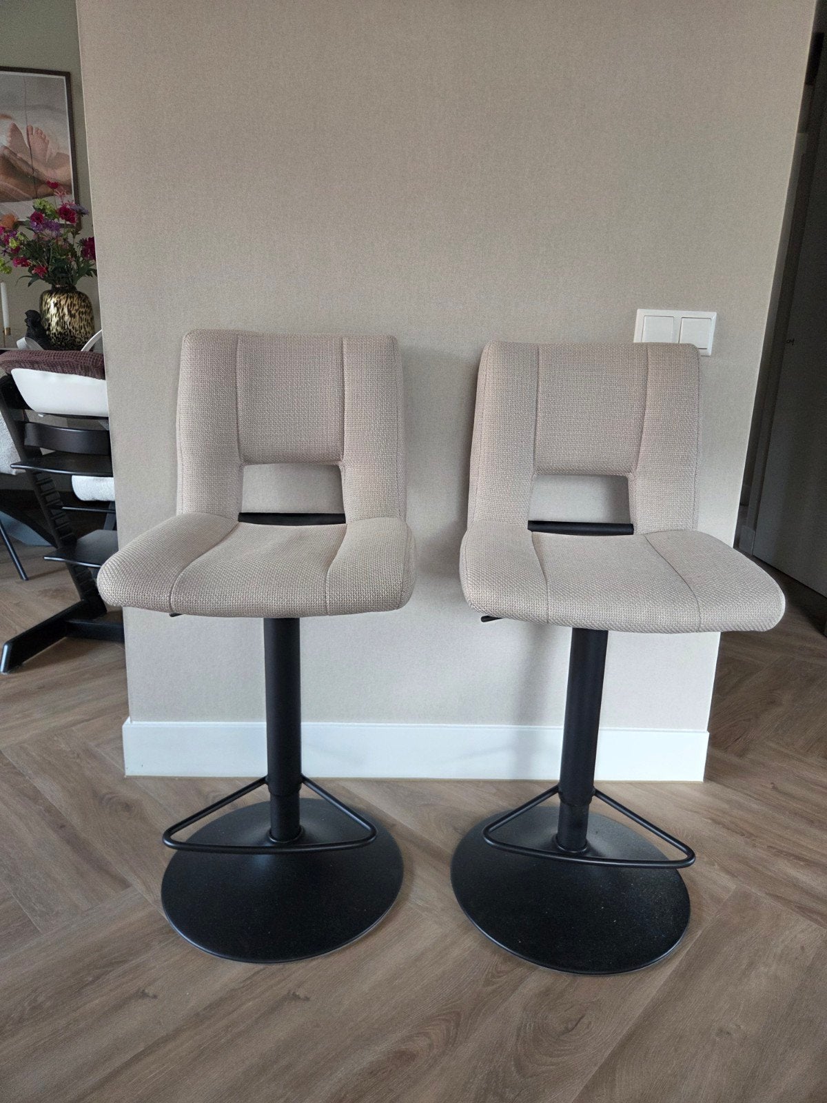 2 beige barstoelen - verstelbaar en draaibaar-geïmpregneerd, Ophalen of Verzenden, Zo goed als nieuw, 90 cm of meer, 2 krukken