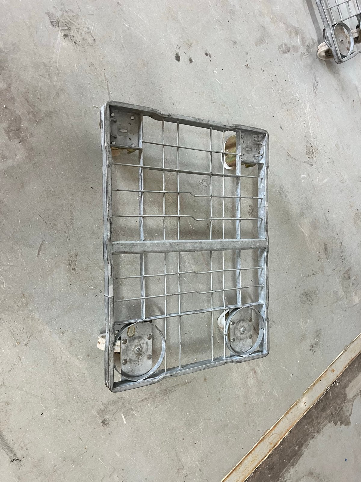 Metalen rolcontainer onderstel, Ophalen