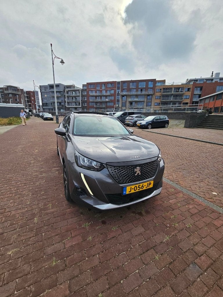 Foto 3 van Peugeot 2008 1.2 Puretech 130pk 2020 Grijs AUT / LEER / PANO