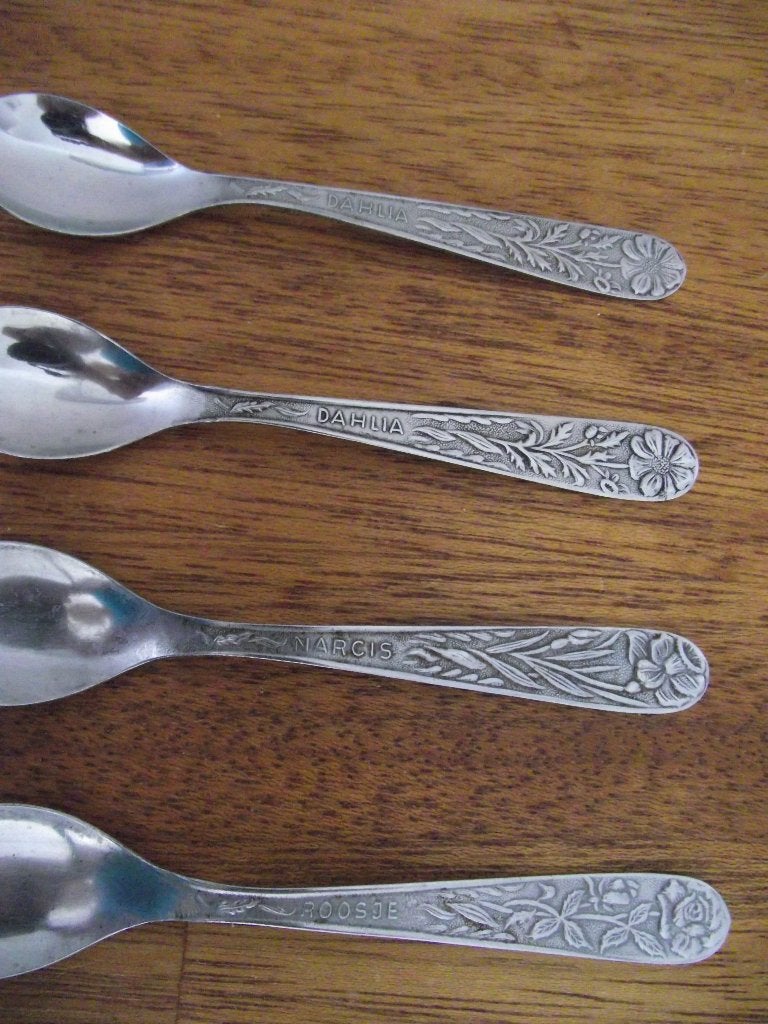 4 vintage bloemen lepeltje 11 cm roos narcis dahlia 1950 p s, Ophalen of Verzenden, Gebruikt, Overige materialen, Bestek