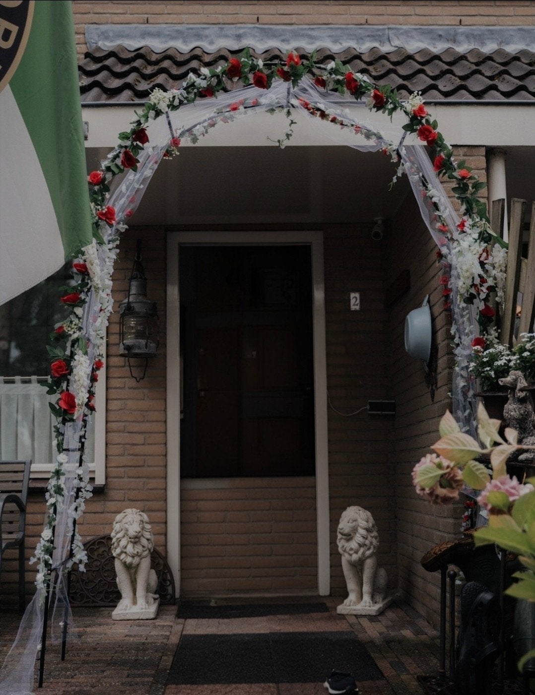 Prachtige trouwboog met rode en witte bloemen, Hobby en Vrije tijd, Ophalen of Verzenden, Zo goed als nieuw, Versiering, Geboorte of Huwelijk