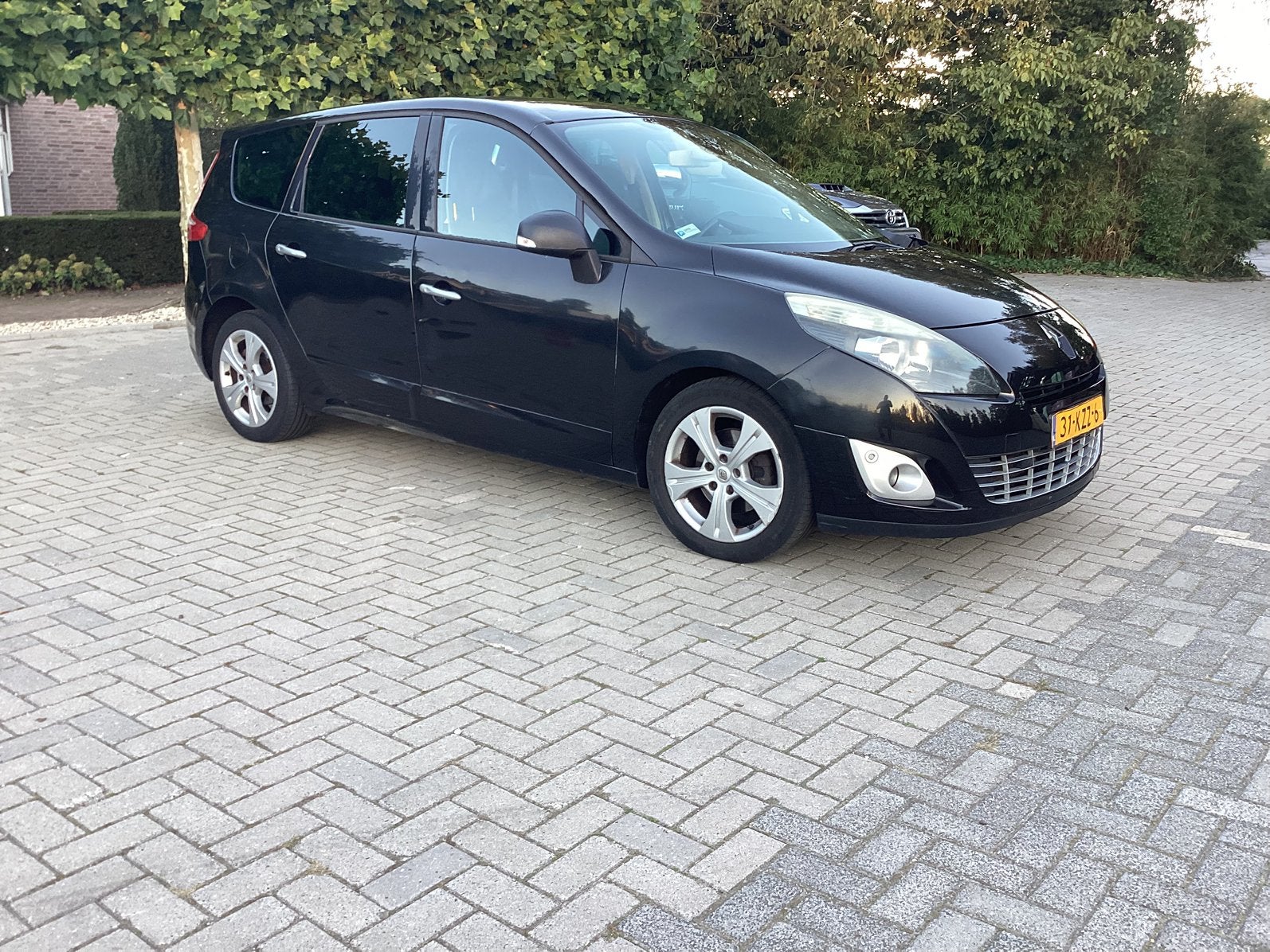 Renault Grand Scenic 2.0 16V 103KW CVT 7P 2010 Zwart, Auto's, Zwart, 4 cilinders, 7 stoelen, Zwart