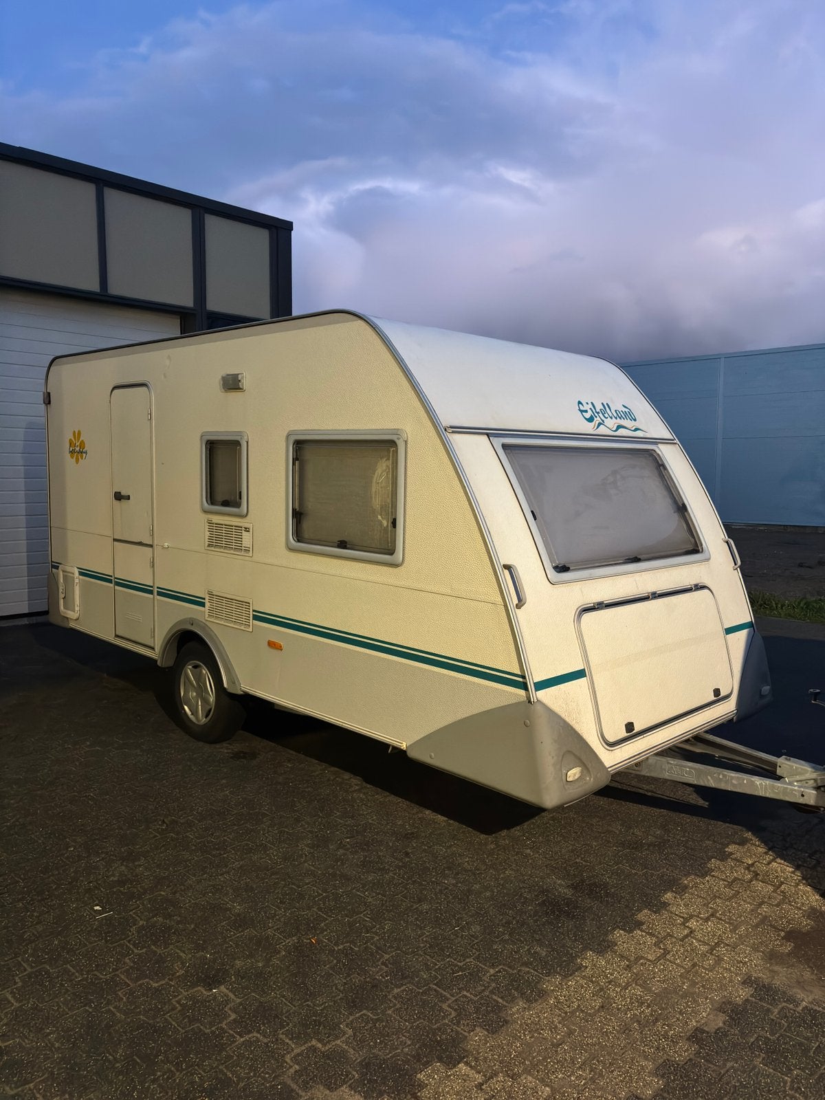 Eifelland 420 met voortent, Caravans en Kamperen, Voortentlamp, Treinzit, 750 - 1000 kg, 4 tot 5 meter