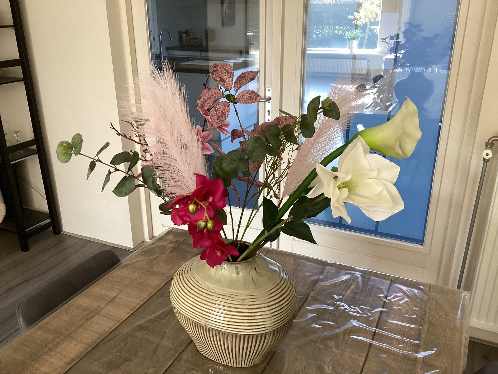 Vaas van Intratuin met kunstbloemen, Ophalen, Zo goed als nieuw