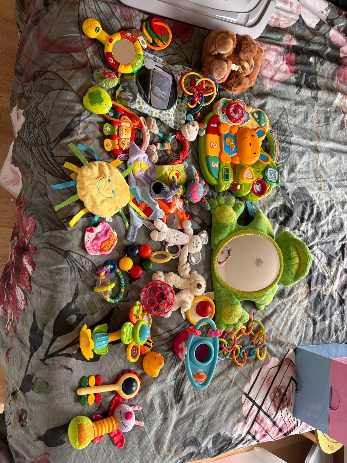 Grote set baby speelgoed: rammelaars, mobiel, speelkleed, Kinderen en Baby's, Ophalen, Gebruikt, Overige typen, Met licht