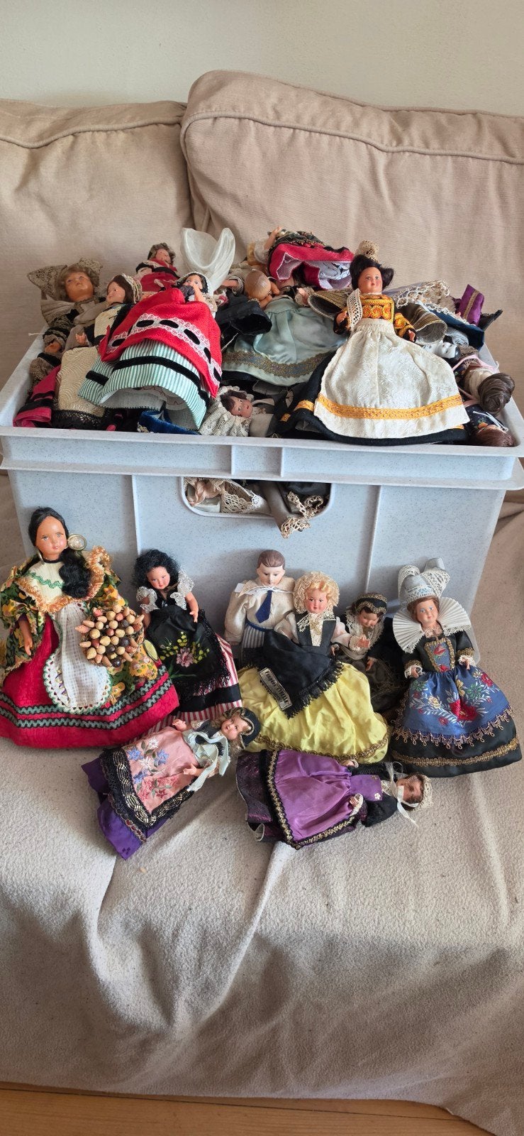 oude klederdracht poppen. Een hele krat vol, Ophalen, Gebruikt, Pop