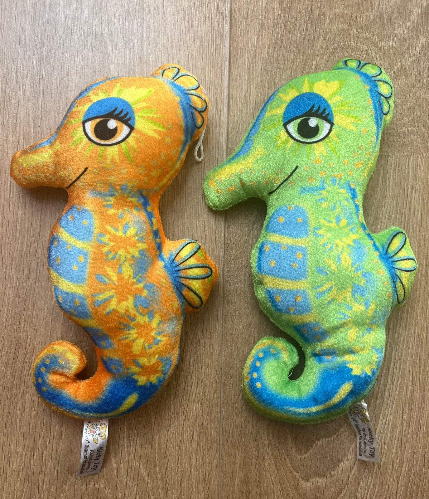 Zeepaarden knuffels 24 cm oranje en groen Nicky Toy, Ophalen of Verzenden, Zo goed als nieuw, Overige typen, Overige merken