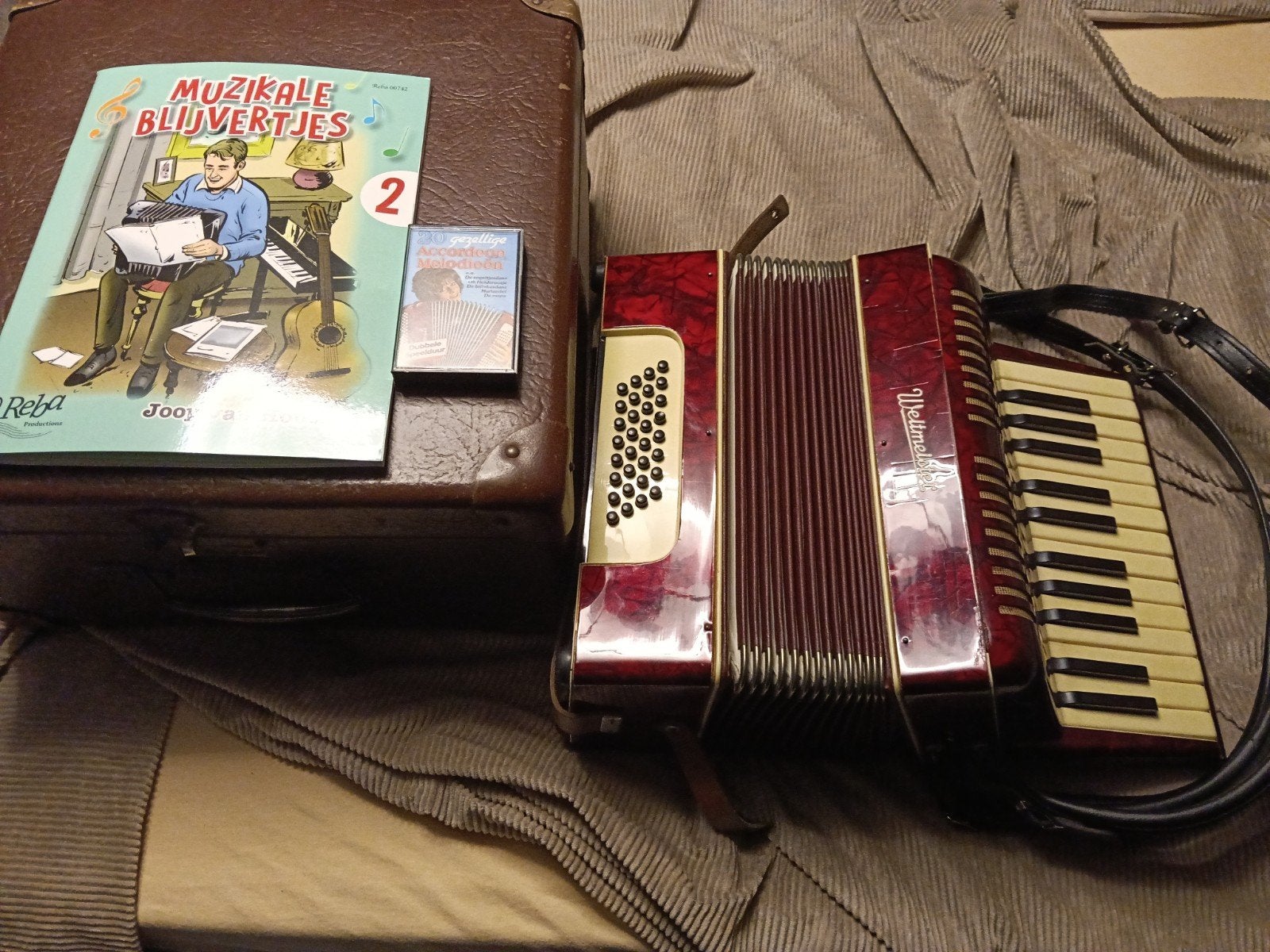 Weltmeister accordeon met koffer en lesboek, Muziek en Instrumenten, Accordeons, Ophalen, Gebruikt, Overige formaten, Met koffer