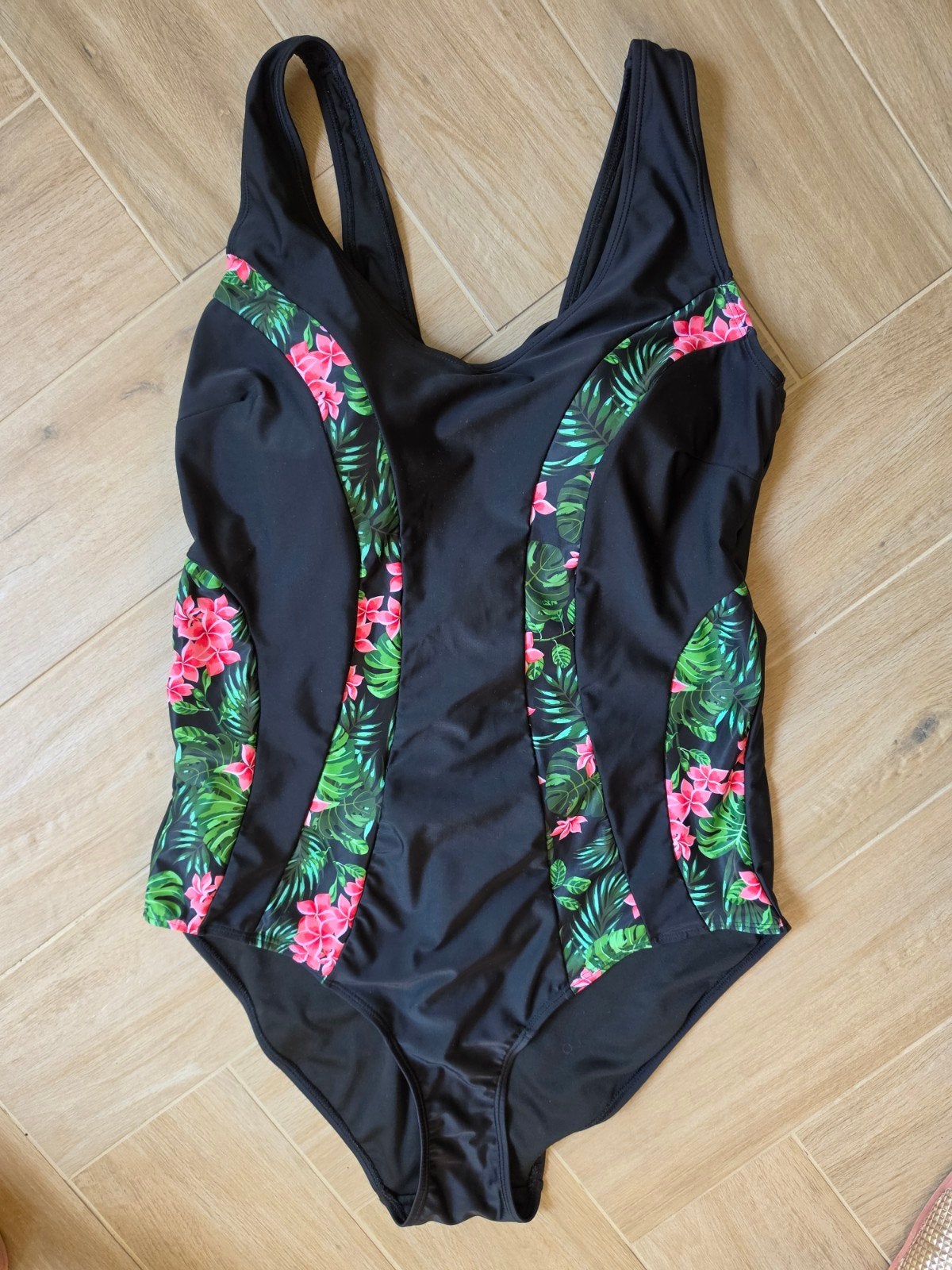 Janina curved prachtig badpak maat xl met verstevigde cup, Kleding | Dames, Badmode en Zwemkleding, Zwart, Badpak, Ophalen of Verzenden