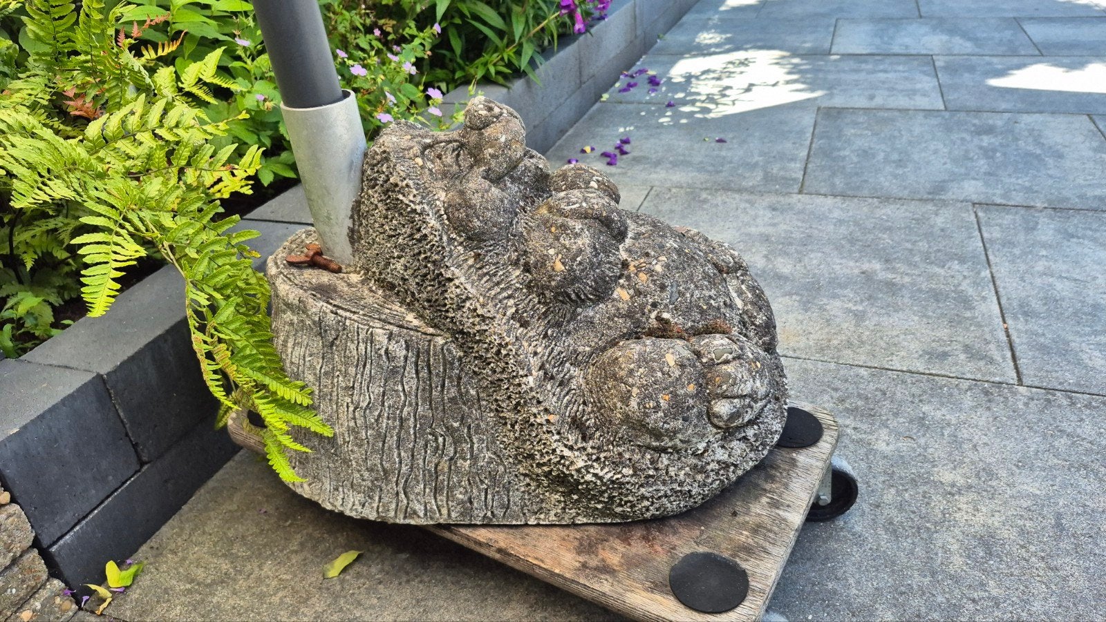 Zwaar betonnen parasolvoet van lachende egel 50 kg, Tuin en Terras, Tuinbeelden, Gebruikt, Ophalen