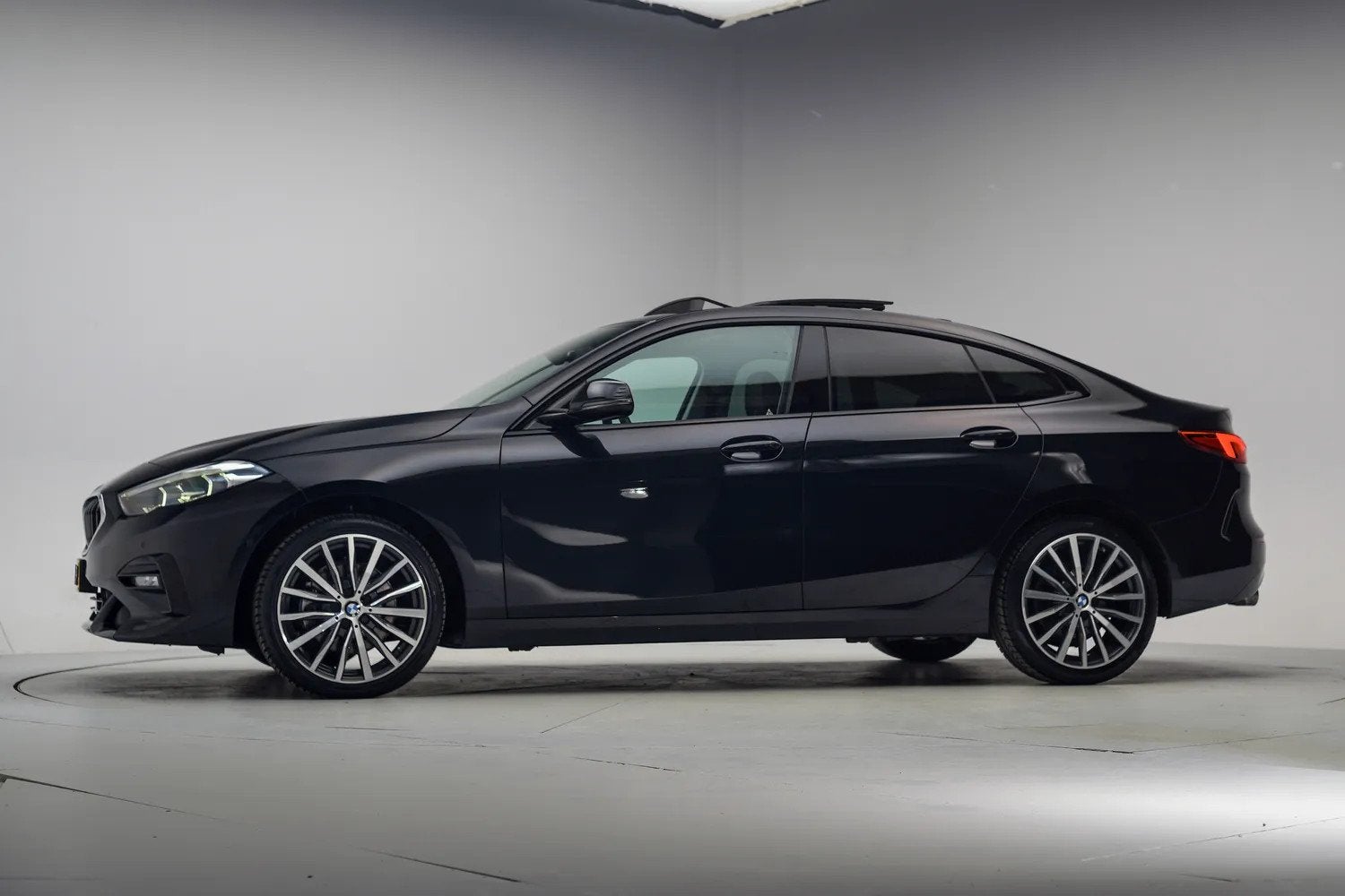 BMW 2 Serie Gran Coupe 218i High Executive Sport Aut. [ Pano, Auto's, Automaat, Gebruikt, 1350 kg, Zwart
