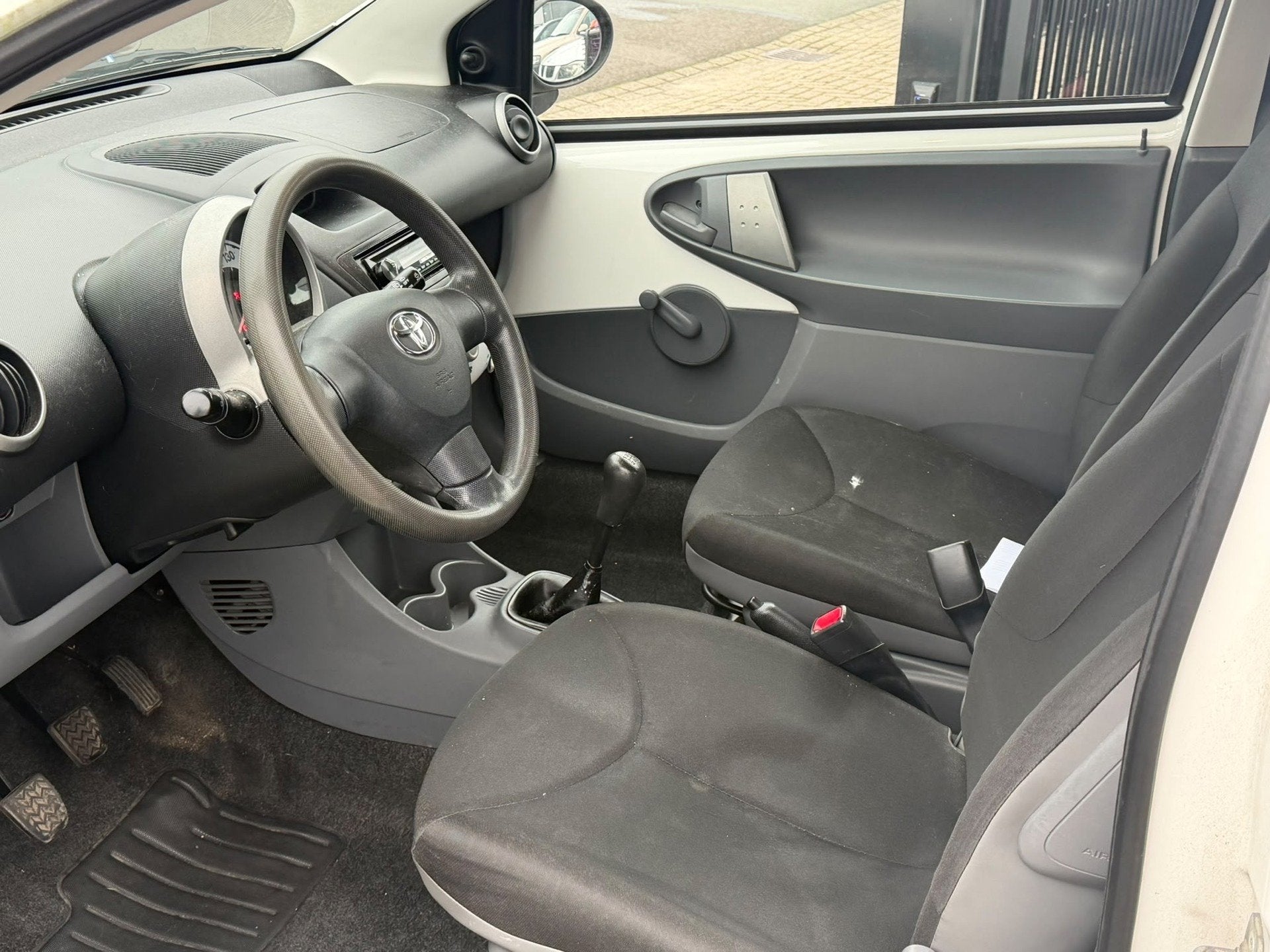 Toyota Aygo 1.0-12V Aspiration Green 2011 APK 11-2027, Auto's, Voorwielaandrijving, Gebruikt, 4 stoelen, Alcantara