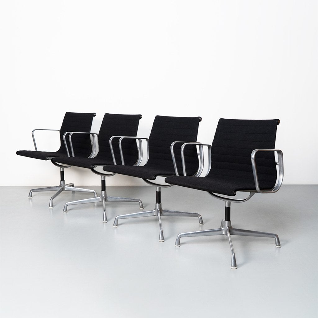 Charles & Ray Eames (EA 108) stoelen, Set of 4, Huis en Inrichting, Gebruikt, Zwart, Ophalen of Verzenden, Metaal