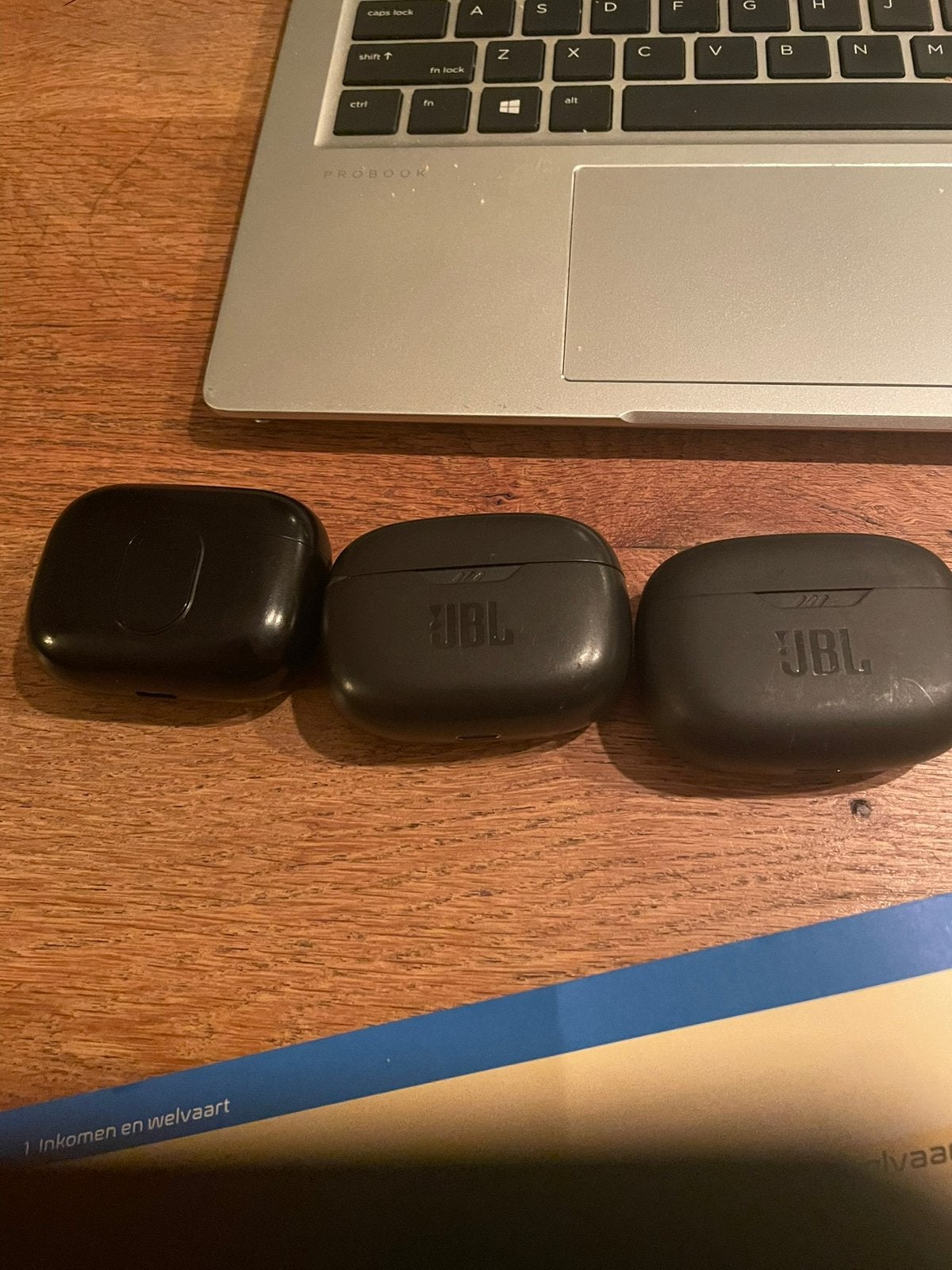 3 mooie cases van airpods van jbl en sounswave pro, Telecommunicatie, Gebruikt, Zwart, In gehoorgang (in-ear), Ophalen of Verzenden