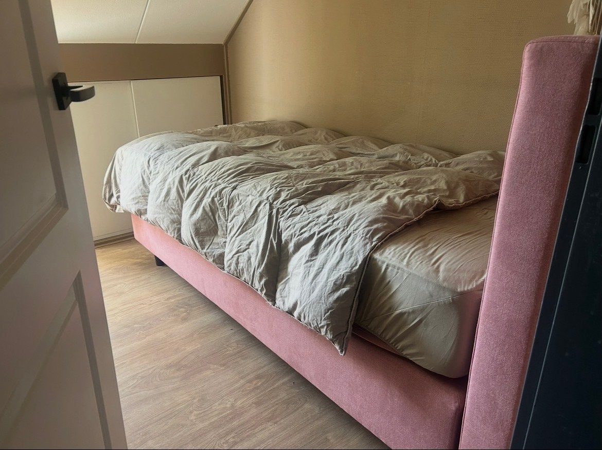 Swiss sense eenpersoonsbed oudroze bed met hoofdbord (zgan), Huis en Inrichting, Slaapkamer | Bedden, Ophalen, 90 cm, Zo goed als nieuw