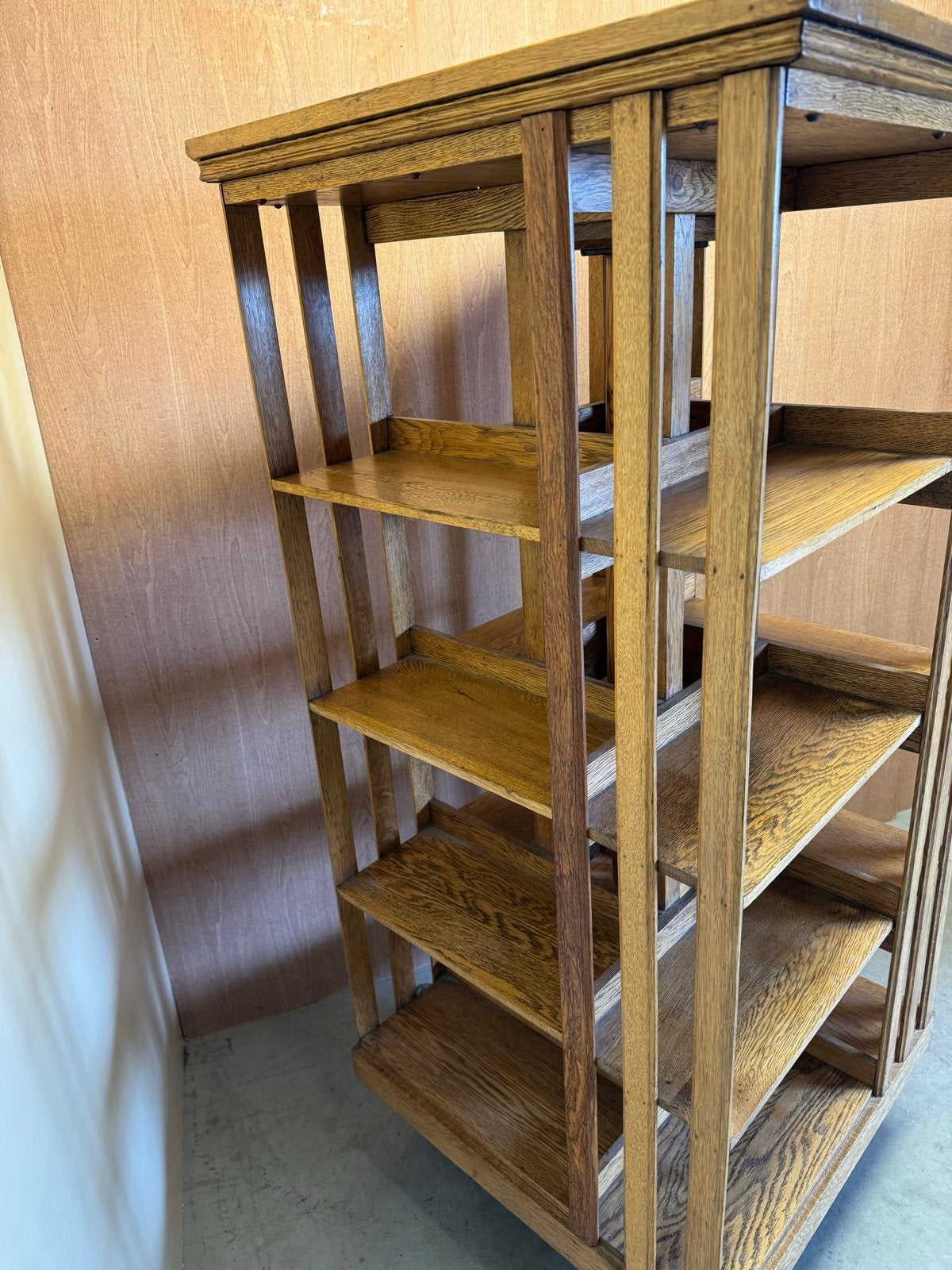 Antieke Eiken Draaibare Boekenmolen op Wieltjes, Ophalen