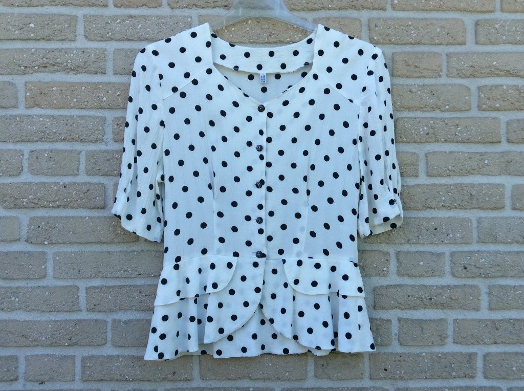 BLOUSE WIT/ZWART POLKADOT STIPPEN SCHOOTJE 100% VISCOSE 40, Kleding | Dames, Verzenden, Gedragen, Maat 38/40 (M), Wit