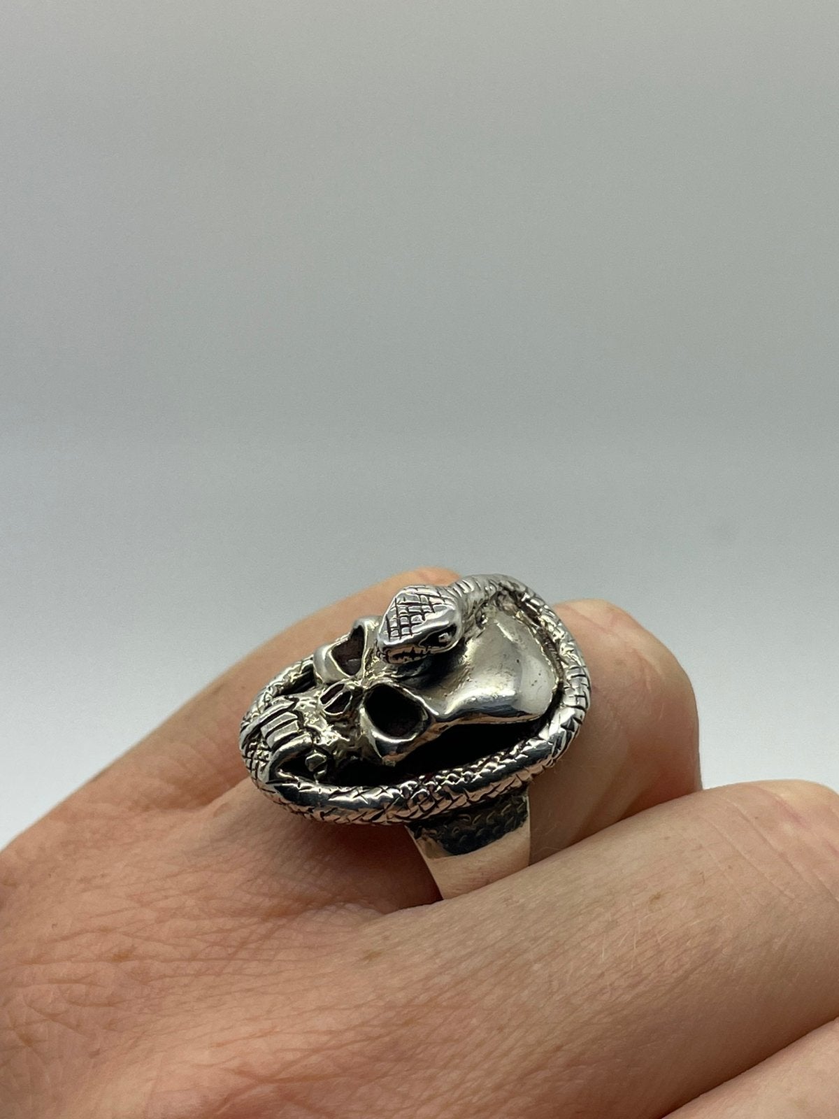 F630 Prachtige massief zilveren skull ring snake maat 20,5, 20 of groter, Ophalen of Verzenden, X, Dame of Heer