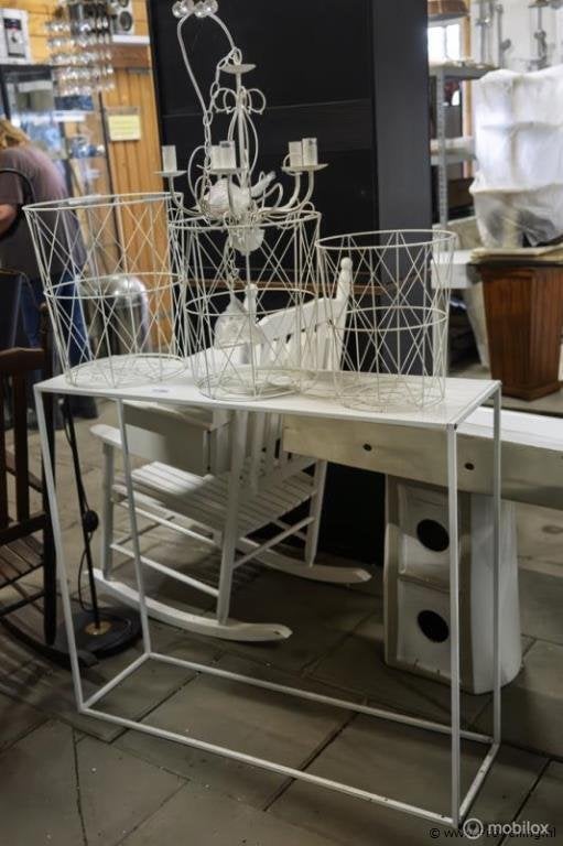 Online Veiling: Sidetable, draadmanden (3x) & hanglamp, Huis en Inrichting, Tafelonderdelen