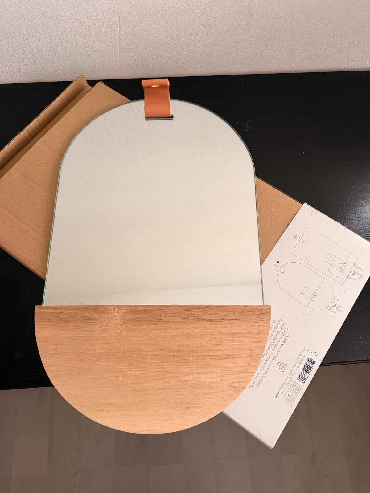 Spiegel met houten plankje en leren lus, Antiek en Kunst, Ophalen of Verzenden, Overige vormen, Minder dan 50 cm, Minder dan 100 cm