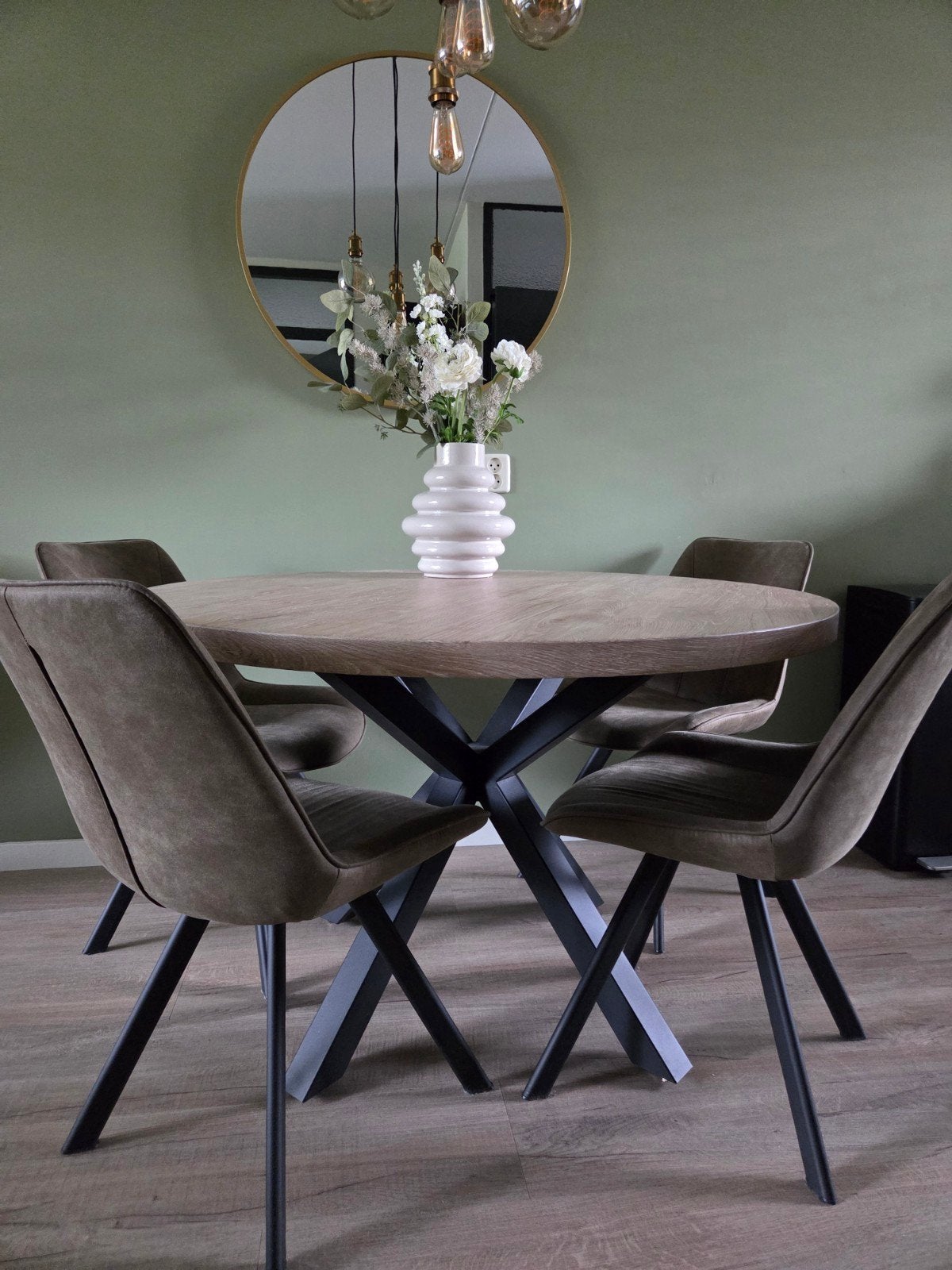 Complete eethoek: ronde tafel met 4 stoelen, Huis en Inrichting, Ophalen, Zo goed als nieuw, Modern, Industrieel, 4 tot 6 stoelen