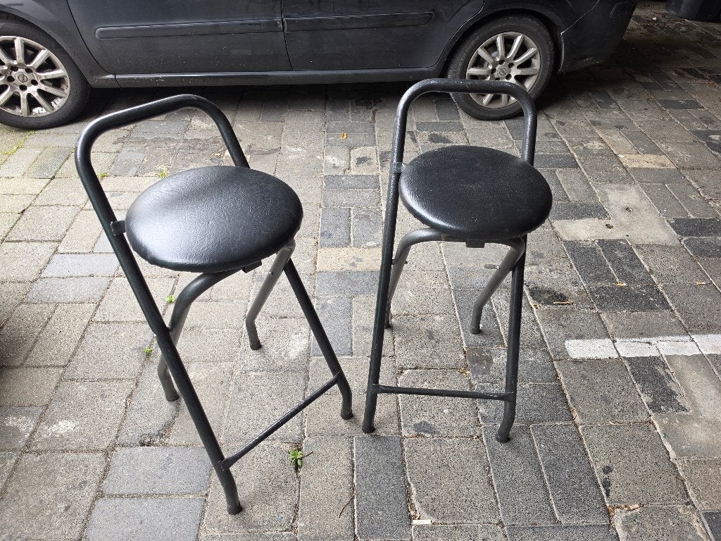 2 zwarte inklapbare barkrukken met zachte zitting, Ophalen, Gebruikt, Met voetsteun, 60 tot 90 cm