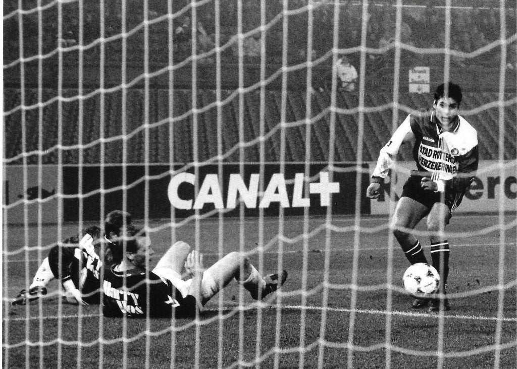 persfoto Piet Bouts 12-11-1997 Feyenoord - Top Oss 3x, Verzamelen, Verzenden, Zo goed als nieuw, Feyenoord, Overige typen