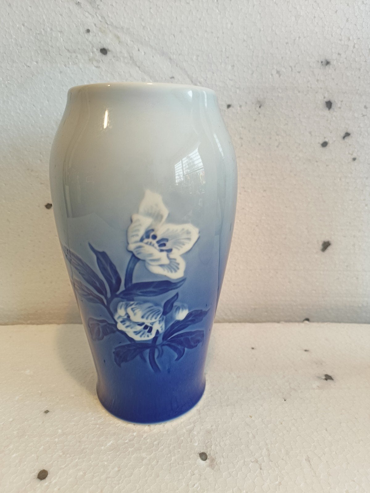Royal Copenhagen Vaas Blauw met Bloemenmotief, Ophalen of Verzenden