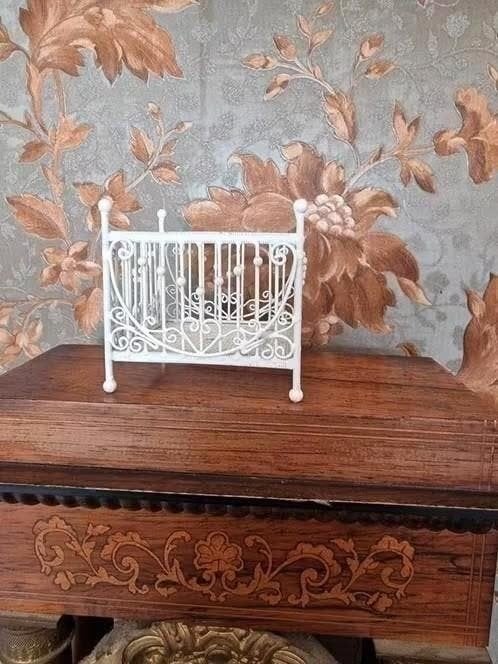 poppenhuis miniaturen wit metalen baby box, Ophalen of Verzenden, Poppenhuis