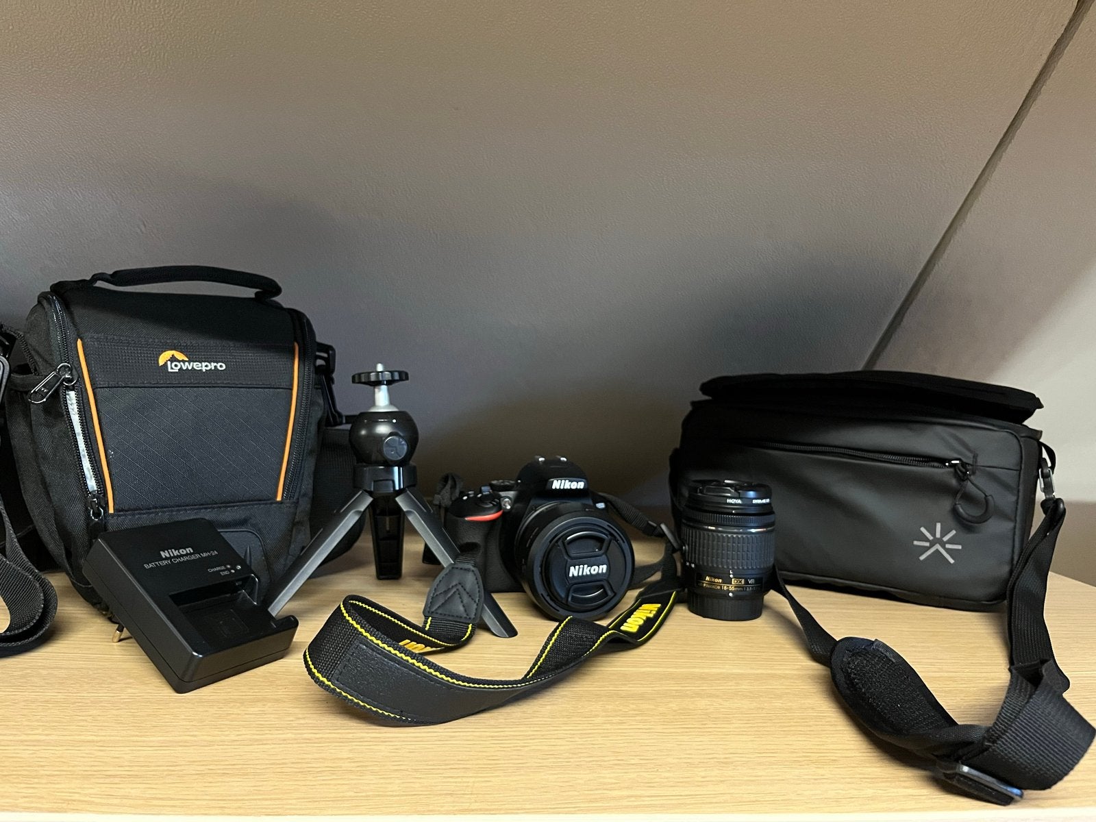 Nikon D3500 spiegelreflexcamera met 2 lenzen en accessoires, Spiegelreflex, Beeldstabilisatie, Ophalen of Verzenden, Zo goed als nieuw